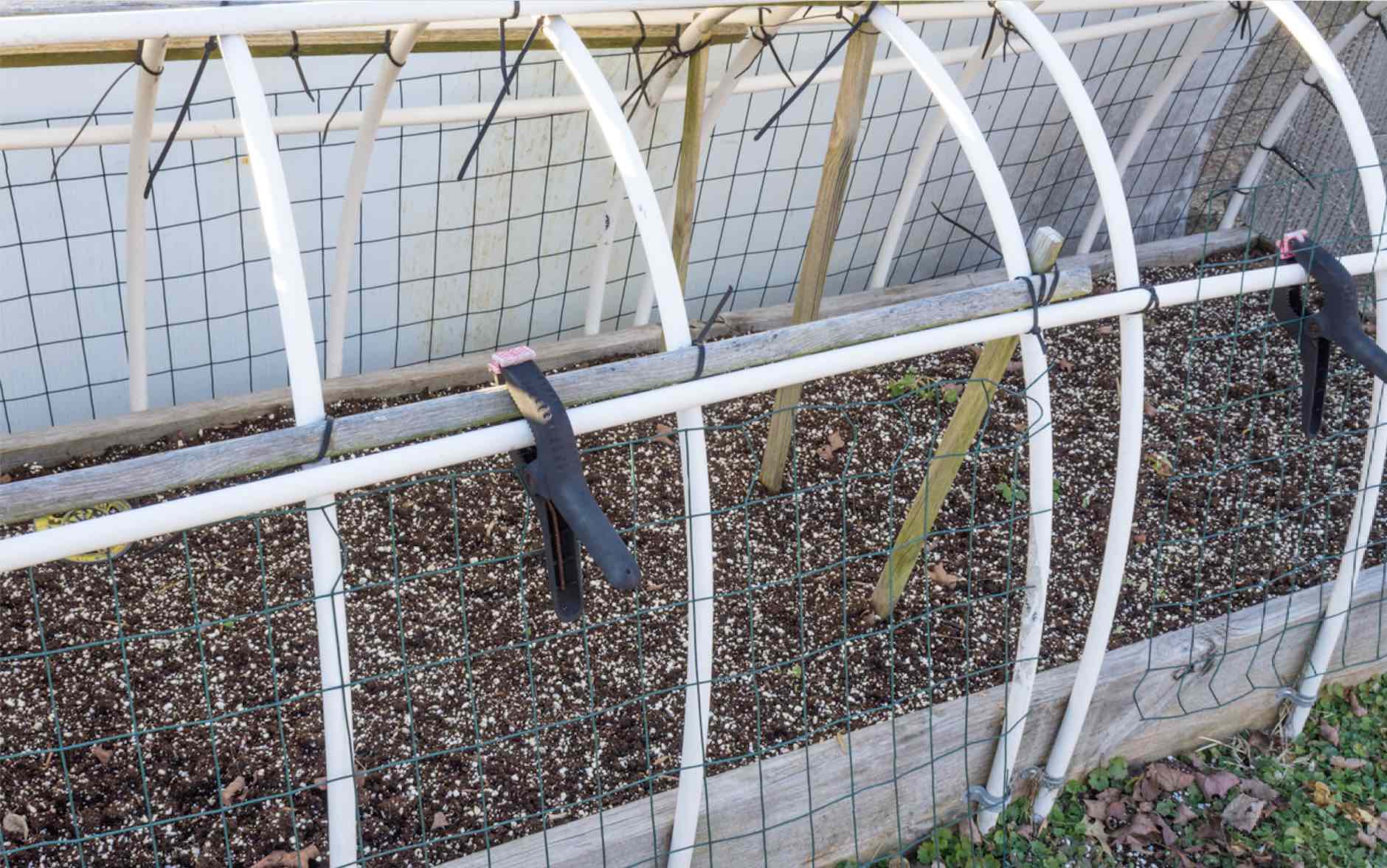 Folientunnel mit Fiberglasstäben bauen