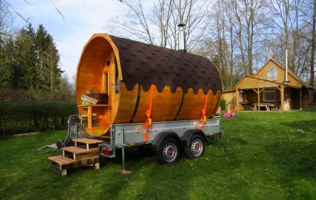 mobiles Saunafass am Seeufer