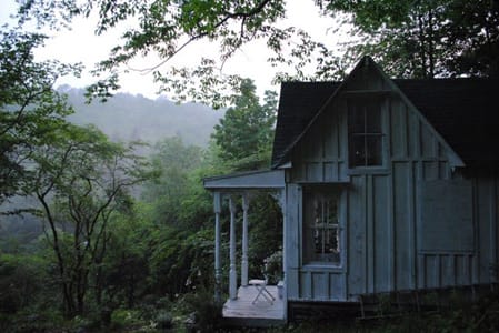 Ausgebaute Hütte in der Dämmerung